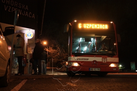 autobus na konečnej pod stanicou lanovky